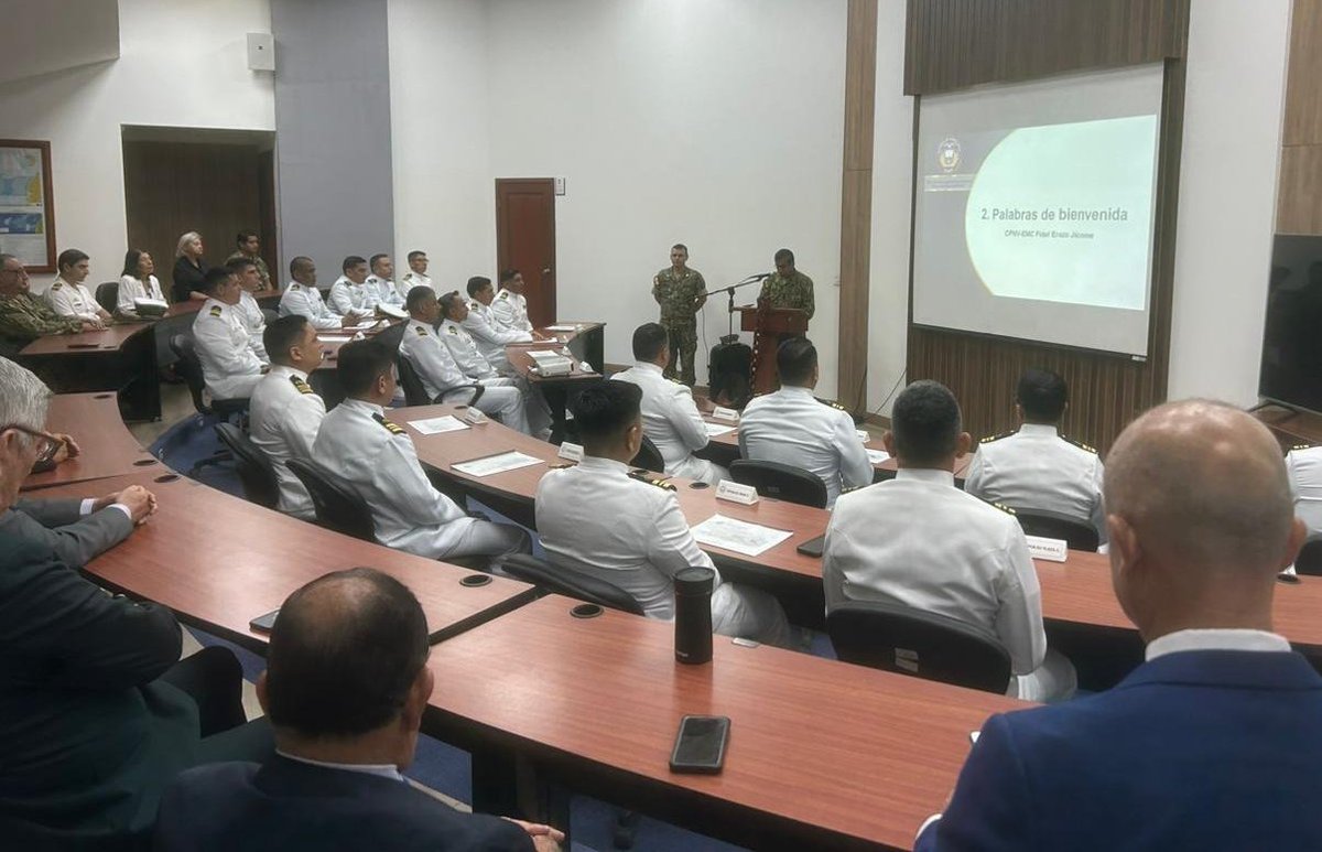 armada_ecuador's tweet photo. #Guayaquil | La #ArmadaEcuatoriana realizó la inauguración del Curso de Estado Mayor con 19 Capitanes de #Corbeta, quienes luego de participar directamente en el Conflicto Interno, se someterán a un riguroso proceso académico para perfeccionar sus competencias.
#EstamosParaServir https://t.co/MVetzUs0Pu