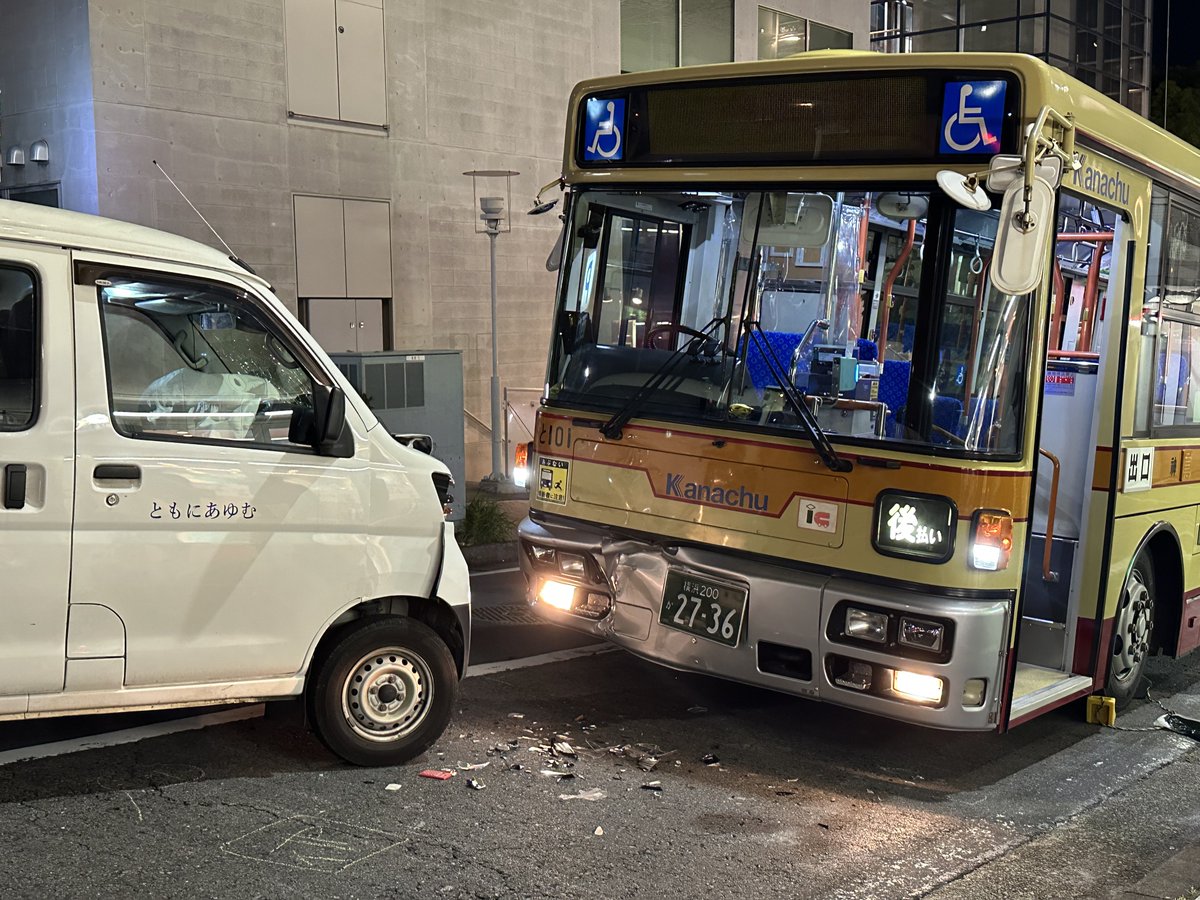 so_aviation's tweet photo. 緑園都市駅前での神奈中と軽自動車の事故(写真は家族から)

軽の運転手が逃げたらしくて行方不明とのこと https://t.co/JsJG2HsJd3
