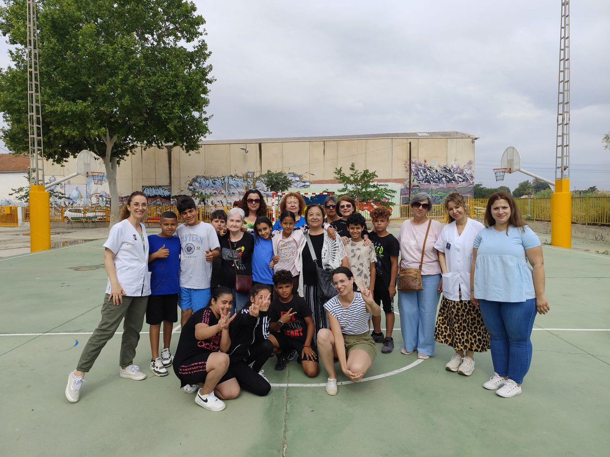 CS_BCarmen's tweet photo. Hoy las usuarias del centro de mayores del Barrio del Carmen han devuelto la visita  y los juegos al alumnado del colegio Barriomar74. Una experiencia maravillosa!!#atencióncomunitaria
#relacionesintergeneracionales
@Murciasalud @IsabelAyalaVig @Area7ReinaSofia 
@esaludmurcia https://t.co/4eCn9bg3Dq