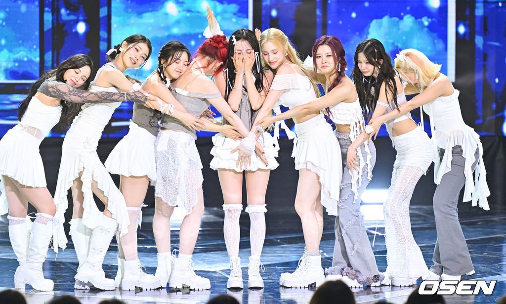 yujintothesky's tweet photo. ot9 forever 🩷 https://t.co/OgkHv33rxz