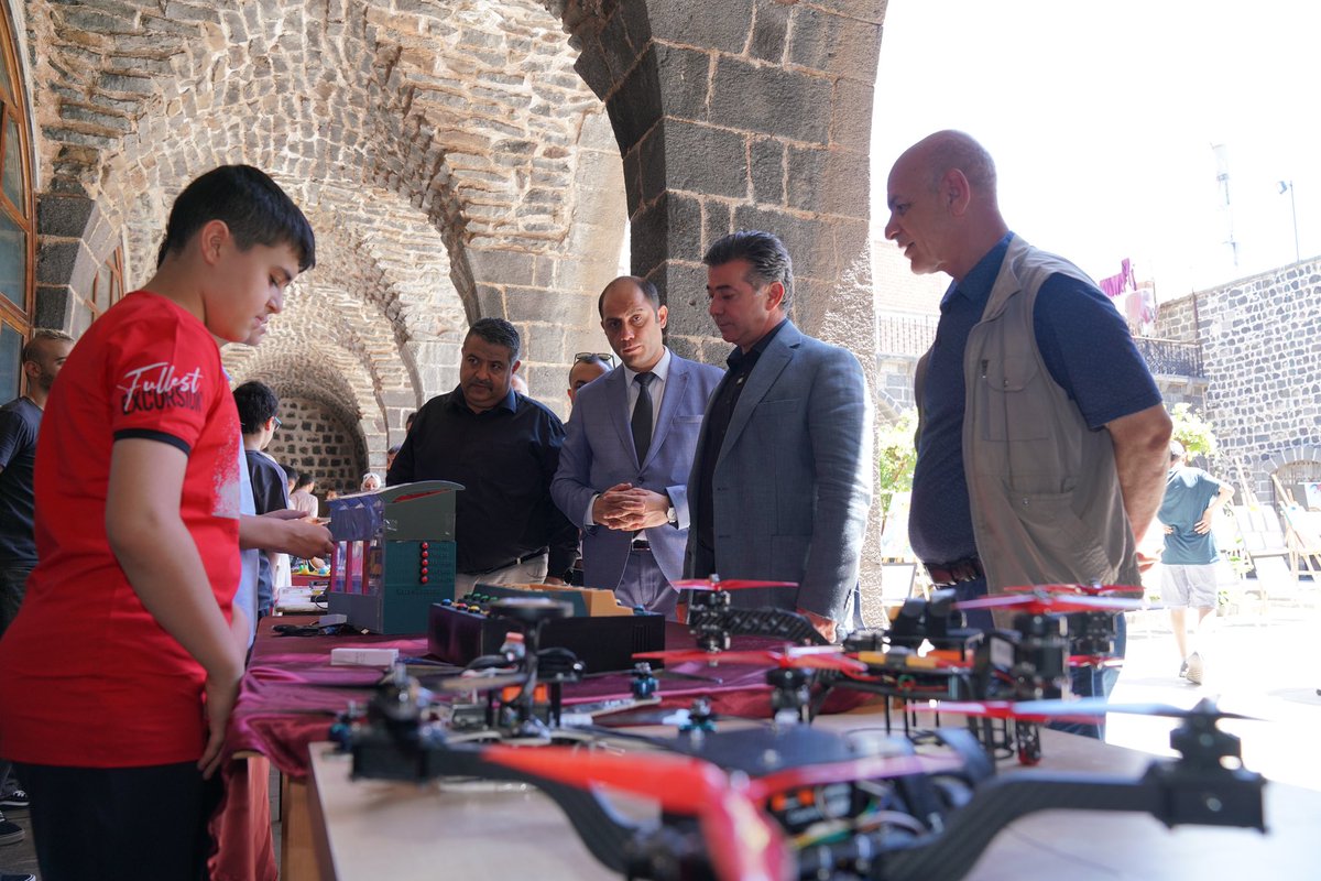 Siverek Bilim ve Sanat Merkezinin açmış olduğu yıl sonu sergisine katılım sağladık. Gençlerimize imkan verildiğinde neler ortaya çıkardıklarını görme fırsatımız oldu. Özellikle TUBİTAK projelerinde ödül alan öğrencilerimizi ve öğretmenleri tebrik ediyorum.