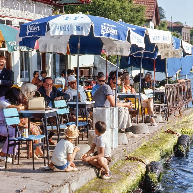 volkan_giritli's tweet photo. 1971 Yılı İstanbul'u. Denize sıfır rahatça soğuk birasını yudumlayan abiler, ablalar... Bu konforu şu ülke halkına çok gördüler be... https://t.co/Xnb0DNTz8g
