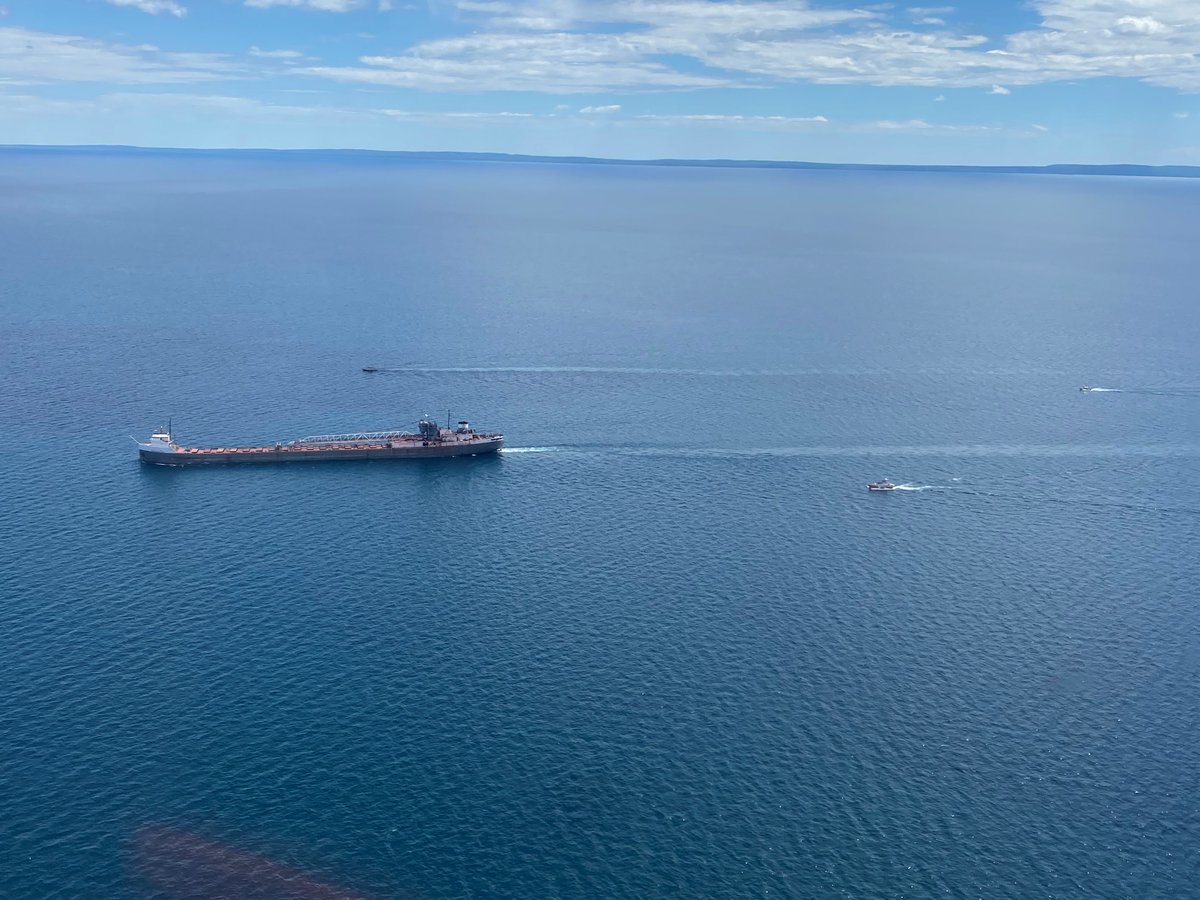 JRCCTrentCCCOS's tweet photo. #PartenairesSAR 💪
Le 8 juin, un CH-146🚁du #424esc a été chargé d'escorter le navire MICHIPICOTEN jusqu'à Thunder Bay tandis qu'un CC-130H✈️ du #435esc surveillait au-dessus. @GardeCotiereCAN Cape Chaillon a fourni une pompe d'assèchement et a escorté le navire jusqu'au port. https://t.co/z6PqDzR48w