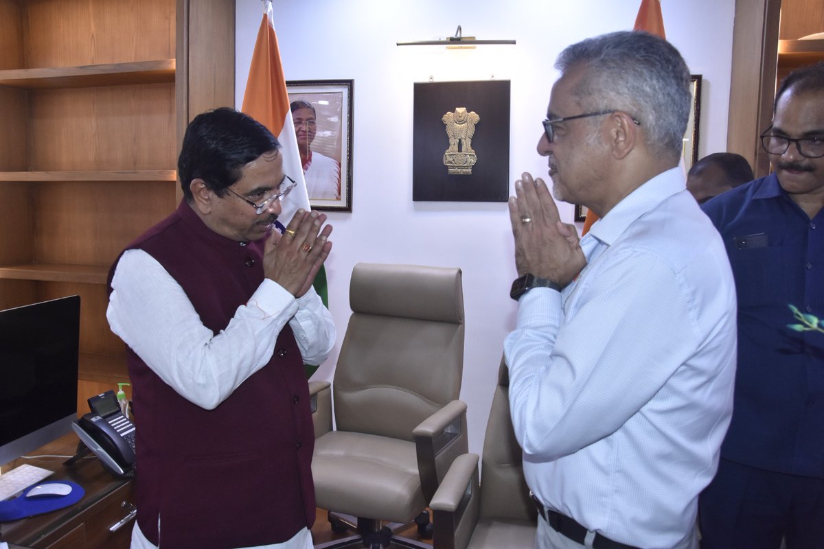 Shri Pralhad Joshi, Hon'ble Union Minister, MoCAF&amp;PD was warmly welcomed by Shri Sanjeev Chopra, Secretary DFPD.  

#DFPD #FoodForAll