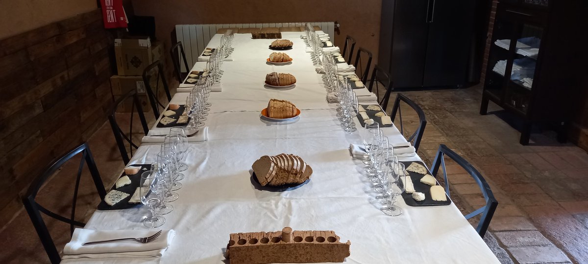 xbassa's tweet image. Avui tast de formatges maridat amb vins pels treballadors d'una empresa de la zona. Fem tastos km0.
#xavierbassa #cantomas #formatges #quesos