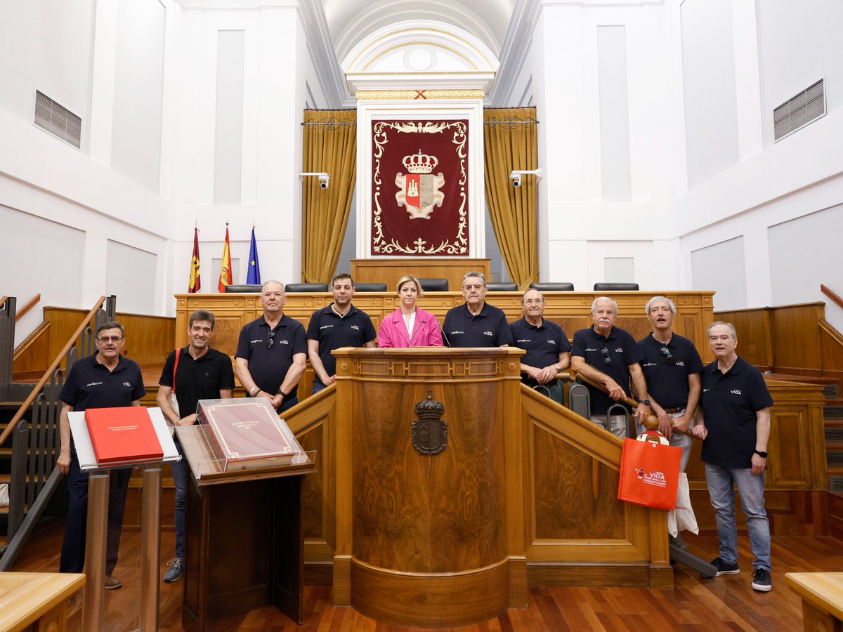 cortesclm's tweet photo. 🩸 En la semana en que celebramos el #DíaMundialDelDonante, la asociación de Donantes de #AlcazarDeSanJuan ha venido a conocer nuestro parlamento en #Toledo, de la mano de su paisana la diputada autonómica Ana Abengózar. En esta excursión no ha faltado su mascota #Gotito https://t.co/bSBwpV0GBZ