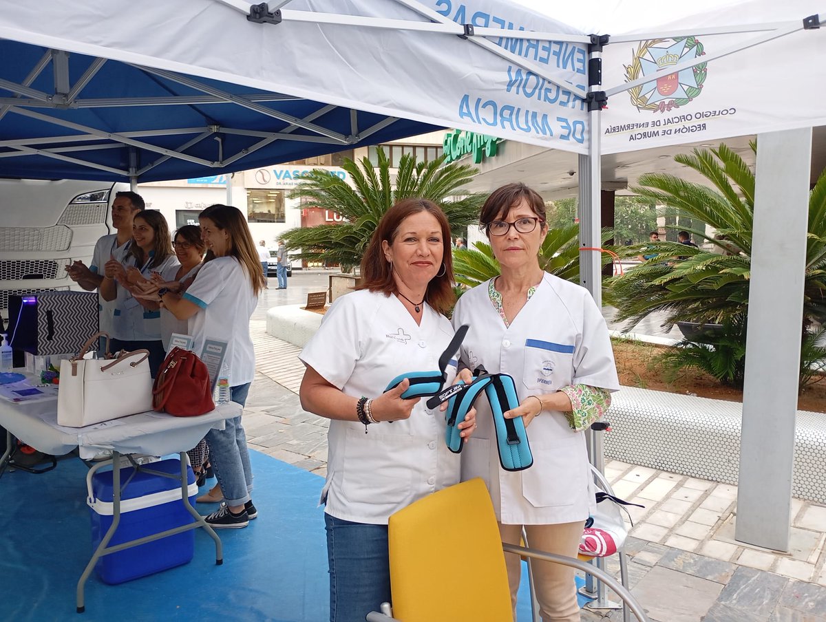 Area7ReinaSofia's tweet photo. 🏥@Area7ReinaSofia participa en la Ruta Enfermera. @Ramlopal y enfermeras del Área participan en el acto organizado por @coemur y el Consejo General de Colegios Oficiales de Enfermería de España, dando a conocer el valor y trabajo de la Enfermería en nuestra sociedad. https://t.co/qA9zbtSRnX