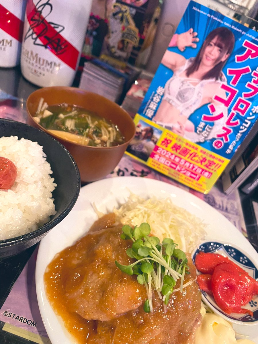 yukarin03041's tweet image. 今日も　#鶏塩ちゃんこ だけど

・エノキ　
・マイタケ
・なめこ
・シイタケ
・人参　
・エリンギ　
・小松菜　
・水菜　
・なめこ

定休日前日だから冷蔵庫にあった野菜沢山いれたよw

ゆのと店長に野菜ばかりじゃなくにお肉食べさせなきゃだから　#生姜焼き　作ったw

#辛子明太子…