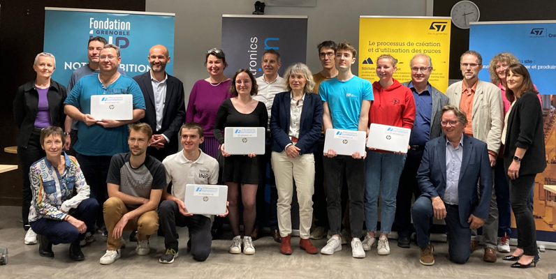 ST_France_News's tweet photo. 💻Ensemble, œuvrons pour la #solidarité #numérique !

ST Crolles, Grenoble et la #STFoundation ont remis 70 PCs portables à la @fondationGINP.
Un pas de + vers l’équité des chances à @GrenobleINP où 5 à 10% des #étudiants font face à la précarité numérique.

Envie d’en savoir plus ? 👇