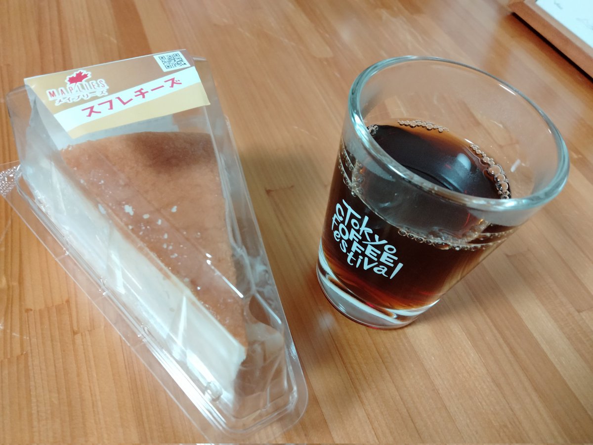 ShizenMegum1's tweet photo. こんばんは。
今日は頑張ったので、プチご褒美✨

本日の珈琲です。
我が家のいつもの珈琲。
メイプリーズさんのスフレチーズと共に。

やっぱり珈琲はホッとしますね。

#おうちカフェ
#コーヒー好きな人と繫がりたい
#コーヒーのある暮らし https://t.co/YhWI5Yygmx
