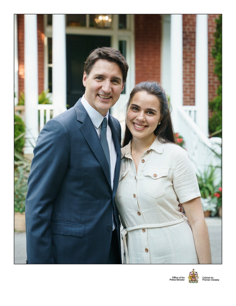 DPAE_UdeS's tweet image. Bravo à notre diplômée du DESS en Droit et politique appliqués de l'État de la faculté de @droitUdeS de l'@USherbrooke Pamela Gozhdari qui travaille maintenant au gouvernement fédéral ! #polcan #canpoli  #canpol