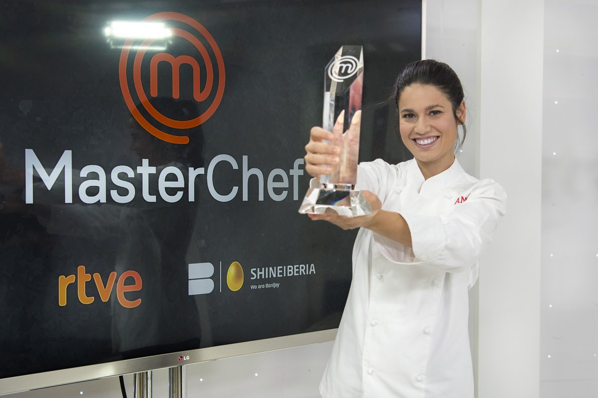 La1_tve's tweet photo. ✨🏆 Ángela se convirtió anoche en la ganadora de ‘MasterChef 12’ (@MasterChef_es) en un apasionante duelo final contra María 

Si quieres ver el programa completo, ya lo tienes disponible en @rtveplay 

https://t.co/iYXLx2E6dX https://t.co/CmBGrDjqxh
