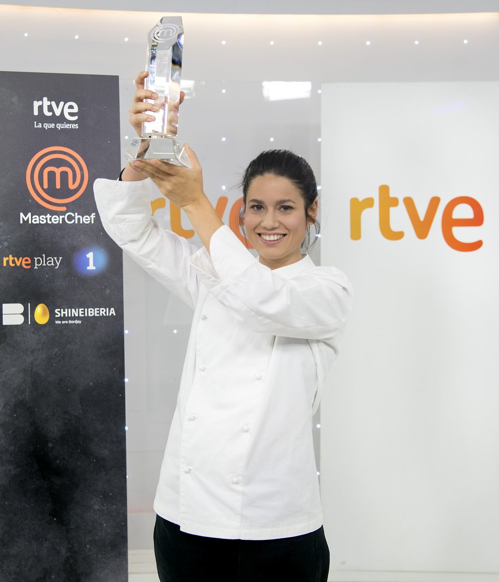 La1_tve's tweet photo. ✨🏆 Ángela se convirtió anoche en la ganadora de ‘MasterChef 12’ (@MasterChef_es) en un apasionante duelo final contra María 

Si quieres ver el programa completo, ya lo tienes disponible en @rtveplay 

https://t.co/iYXLx2E6dX https://t.co/CmBGrDjqxh