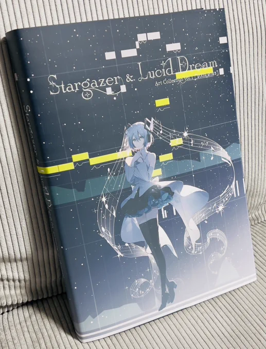 楽しみにしていたRellaさんの画集が届きました!!かなり分厚いので見ごたえたっぷり…!表紙の箔押しも綺麗です 