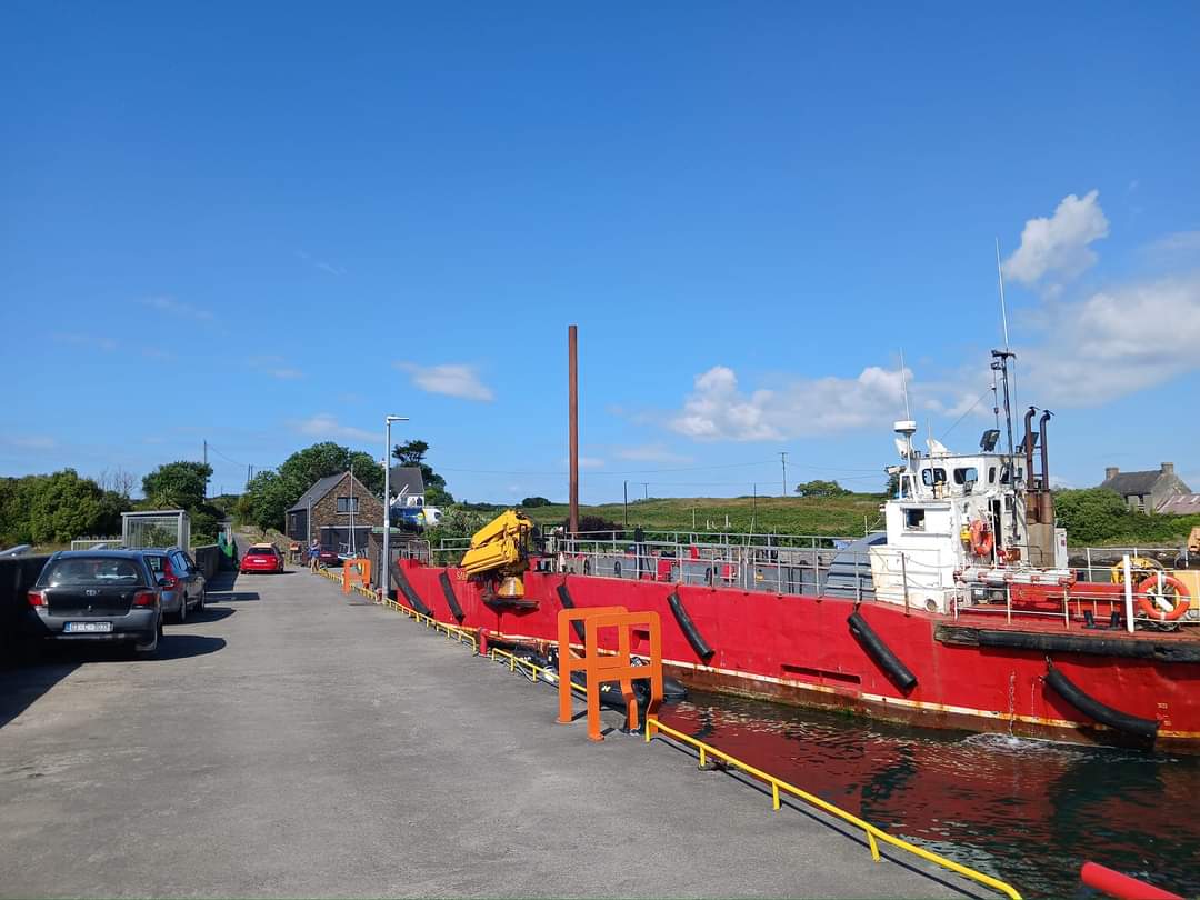 Fine blue sky 😎 busy morning here on the Island 🚜🚗🛥️ tractors, trailers, harvesters, cars, vans, ferry boat &amp; barge.

Great to see a bit of life 👍

#heirisland ❤️ #inisuidrisceoil 
#islandlife
#WestCorkIsland #WildAtlanticWay #PureCork