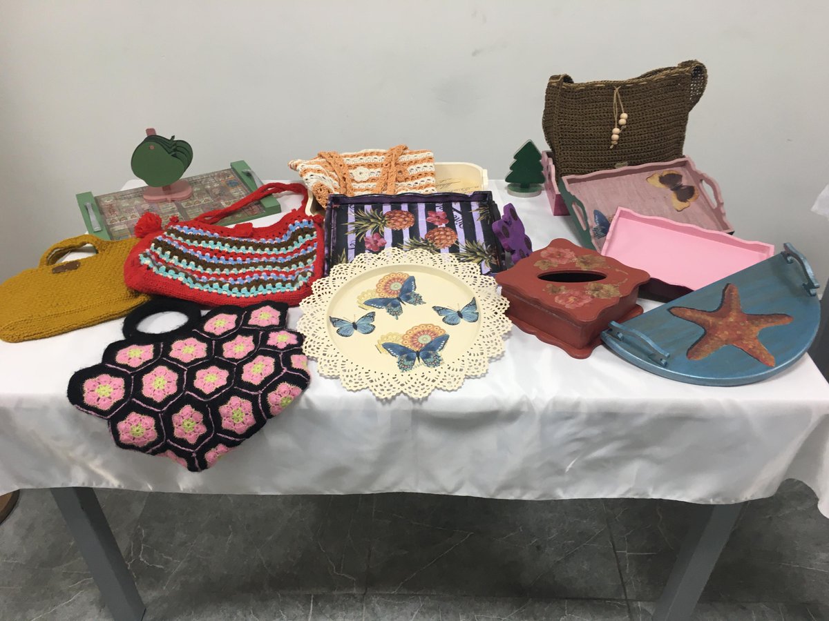 Enez Halk Eğitim Merkezi Müdürlüğü uhdesinde hayata geçirilen eğitimlere katılan kursiyerlerimizin emeği ve birbirinden değerli ürünlerin sergilendiği programa vatandaşlarımız ve öğrencilerimiz de katıldı.