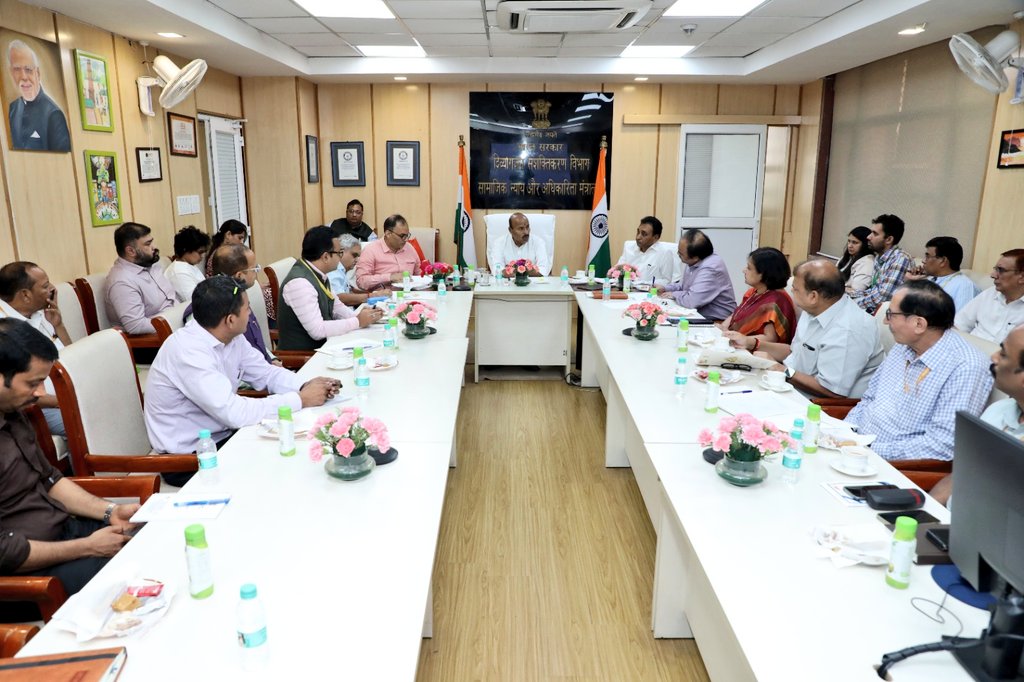 socialpwds's tweet photo. After assuming the  office, Dr. Virendra Kumar, the Union Minister for Social Justice and Empowerment, held an introductory meeting with senior officials in the Department of Empowerment of Persons with Disabilities. During the meeting, Dr. Virendra Kumar discussed the action plans to be implemented in the upcoming hundred days under the leadership of Prime Minister Narendra Modi.

Dr. Virendra Kumar stated that the Department of Empowerment of Persons with Disabilities plays a crucial role in empowering persons with disabilities educationally, socially, culturally, and economically. Our goal should be to complete our hundred-day action plans as soon as possible. Our aim should be that whatever work we do contributes to the progress of society and the nation. Our work should be such that it receives recognition not only within the country but also internationally. Moreover, other countries should emulate our successful plans. We acknowledge that various challenges arise while working, but challenges also present opportunities to excel by overcoming them.

After the meeting, Dr. Virendra Kumar toured the department, where he also met with all the officers and employees working there.
@Drvirendrakum13
@rajeshaggarwal 
@PIB_India 
@NIEPMD 
@DehradunNiepvd 
@NimhIndia