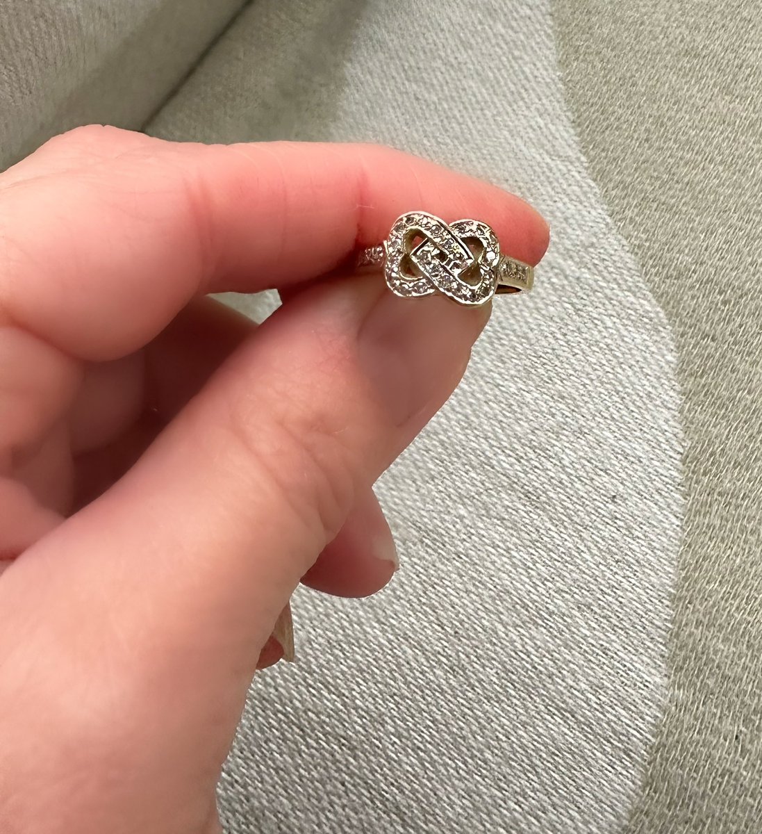 Romyjeanvandp's tweet photo. Vintage 9ct Gold ring, intertwined diamond set hearts, and diamond shoulders. For sale
https://t.co/aZQyu1jW0D #vintagejewellery
#diamondring #vintagering #ringforsale #vintagegoldring #heartring #jewelryseller #jewelleryseller #vintagejewellerylover 
#vintagejewelleryforsale https://t.co/1SrzQmIs0C