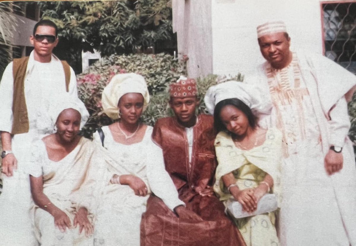 ZCKAlumni's tweet photo. Throwback! Spot 3 familiar faces out of 6. Can you guess the graduation year? And... Who else can recognize some of the faces? Take a guess and tag them! #ZamaniCollegeAlumni #ZamaniCollegeKaduna #ZamaniCollegeAbuja #ZOSA #ZOSAThrowback https://t.co/78Jrv3VzZE