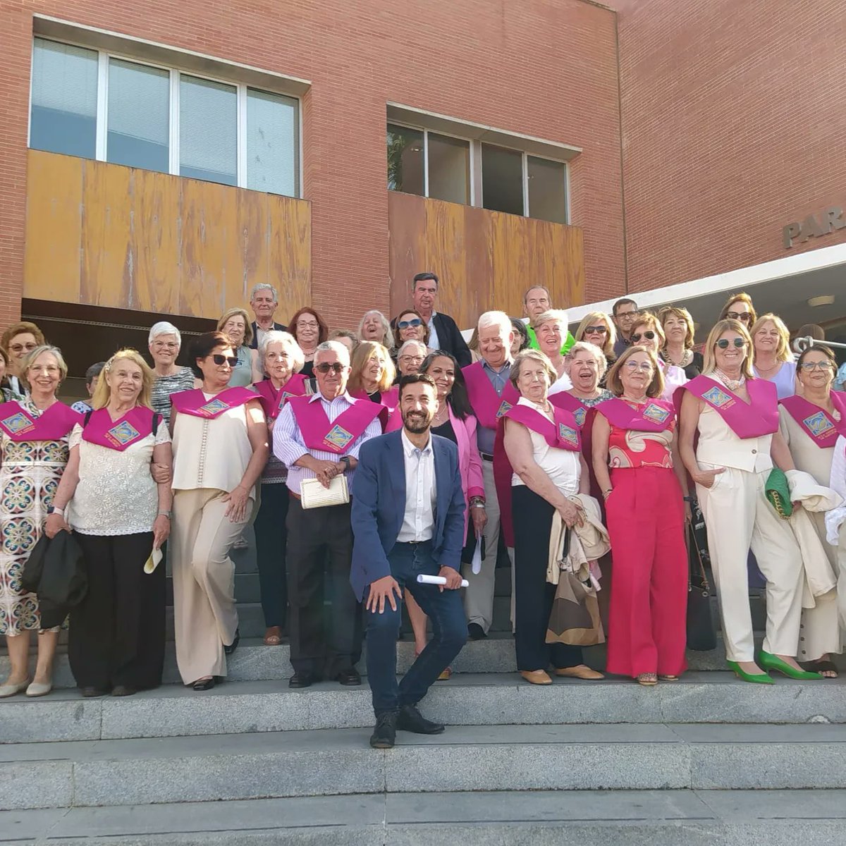 Ayer tuve el inmenso honor de ser Padrino de la Promoción 2020-24 del @aulamayoresupo de la Universidad <a href="/pablodeolavide/">Pablo de Olavide</a>.
Fue un tremendo placer acompañar en este acto a nuestros/as vecinos/as de <a href="/AytoBormujos/">Ayto. de Bormujos</a>, <a href="/CastillejaCta/">Ayuntamiento de Castilleja de la Cuesta</a>, Lebrija y Herrera.
Enhorabuena por vuestra Graduación