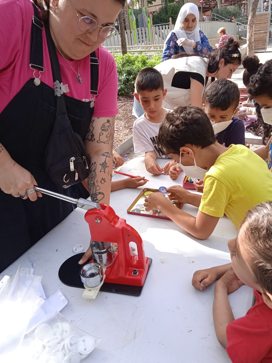 Trinijove's tweet photo. 📢 ACCIÓ COMUNITÀRIA / Divendres passat @Trinijove va participar conjuntament a l'activitat de #FestaMajor Mala Fama 🎤🥳
Des del #SOAF van realitzar un taller de xapes 🖌️ i des del #CASC van fer una sessió musical de 45 minuts amb el DJ Moha 🎛️
#TrinitatVella #acciócomunitària https://t.co/lidMkD10I7