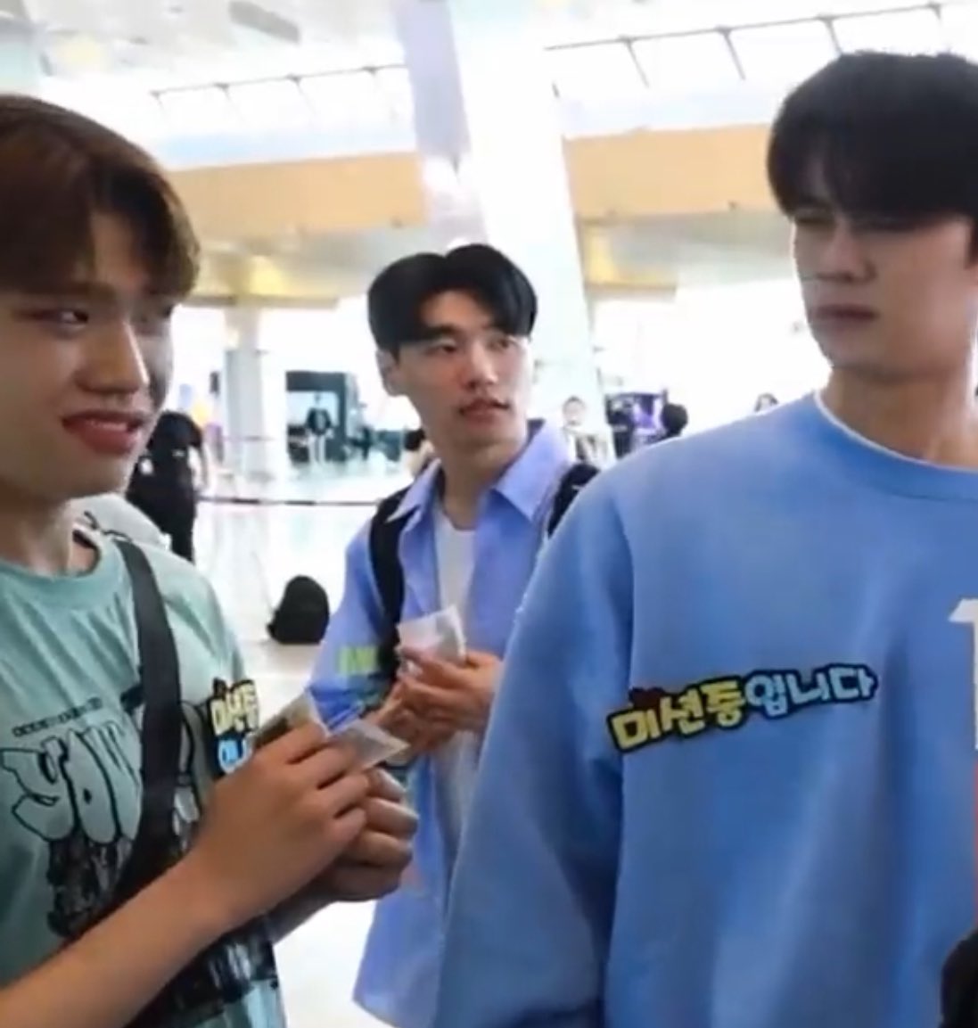 taeraezero's tweet photo. taerae's judging face and gyuvin is always at the crime scene https://t.co/kzqHPisPzQ