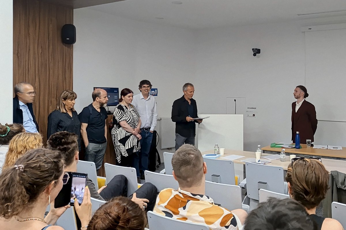 LMA_IN2P3 (@lma_in2p3) on Twitter photo 👏 Félicitations à Téo pour avoir défendu avec succès sa thèse sur le développement de saphir à faibles pertes optiques.
Une thèse en co-tutelle <a href="/iLM_RECHERCHE/">iLM, Recherche</a>  et <a href="/LMA_IN2P3/">LMA_IN2P3</a>  dans le cadre des miroirs de demain pour la détection des ondes gravitationnelles. 👏 Félicitations à Téo pour avoir défendu avec succès sa thèse sur le développement de saphir à faibles pertes optiques.
Une thèse en co-tutelle <a href="/iLM_RECHERCHE/">iLM, Recherche</a>  et <a href="/LMA_IN2P3/">LMA_IN2P3</a>  dans le cadre des miroirs de demain pour la détection des ondes gravitationnelles.