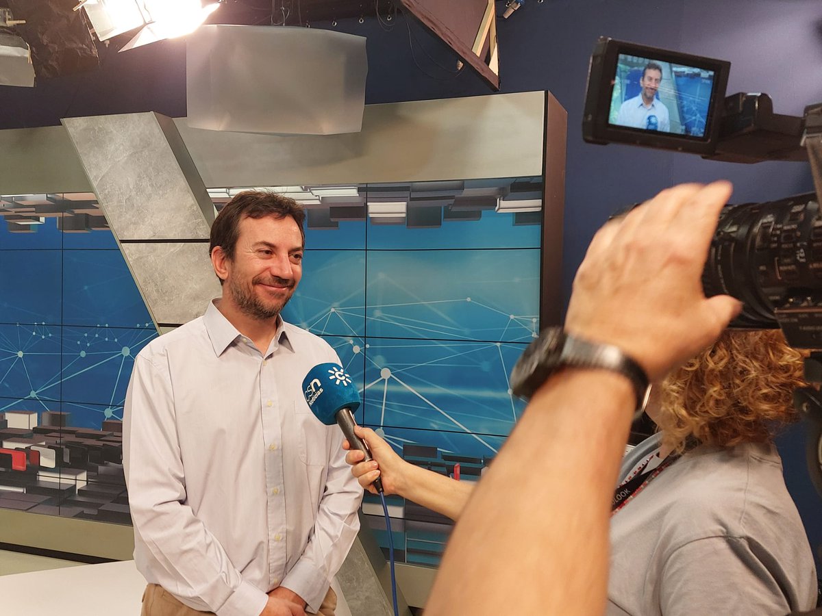 hospital_hvn's tweet photo. La importancia de la divulgación científica y educación sanitaria en el #DíadelCáncerPróstata
Gracias a @canalsurgranada por recibir en los estudios de radio y tele a nuestro jefe de Urología @FernandoUrologo que ha contado los avances en diagnóstico y tratamiento en el hospital. https://t.co/GHkr5hvvoX