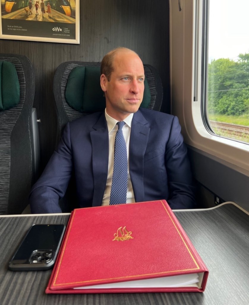 Kensington Palace shared a new photo of Prince William on the train to Cardiff to visit an Earthshot event celebrating Welsh innovation!🏴󠁧󠁢󠁷󠁬󠁳󠁿