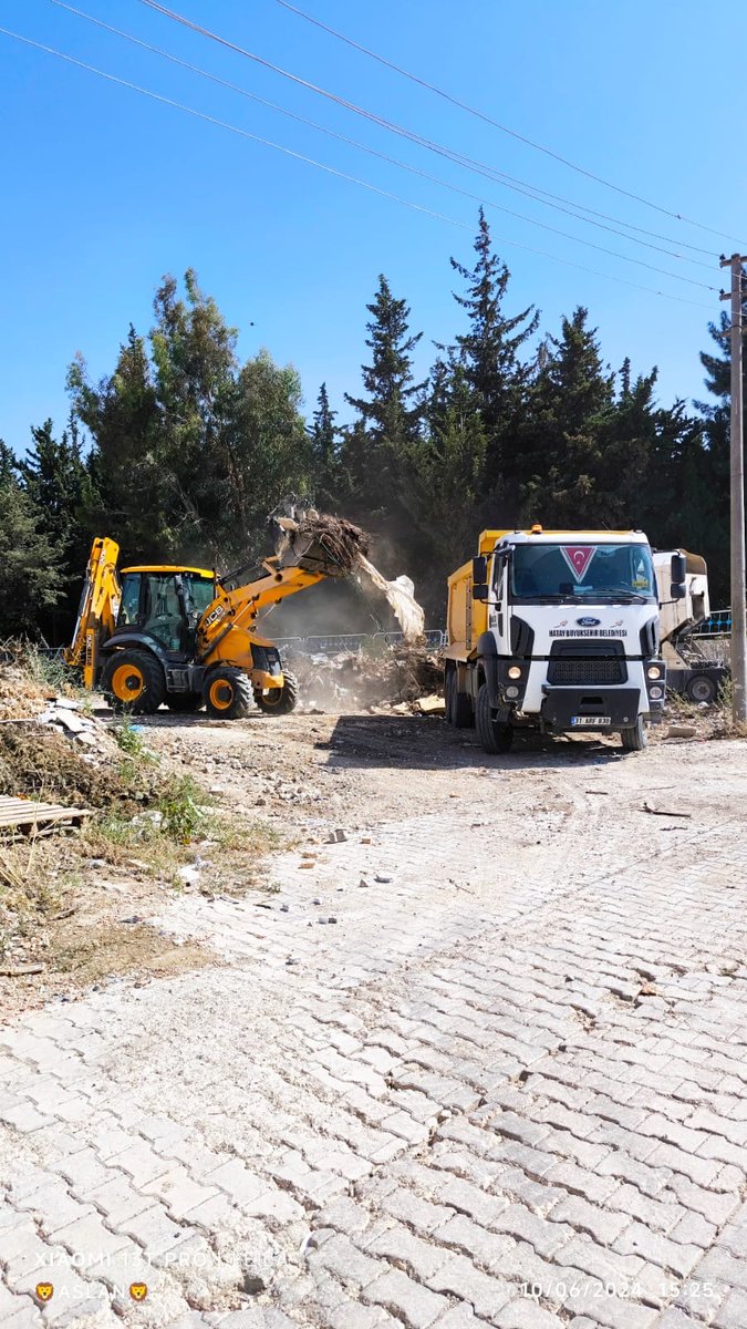 HbbFen's tweet photo. Fen işleri Daire Başkanlığımıza bağlı ekipler Hatay Büyükşehir Belediye Başkanımız Sn. Mehmet ÖNTÜRK’ün talimatları ile Bayram öncesi çalışmalarına hız verdi. 

@mehmetonturktr   @mehmet_yuksek76 https://t.co/SBARnxPf3E