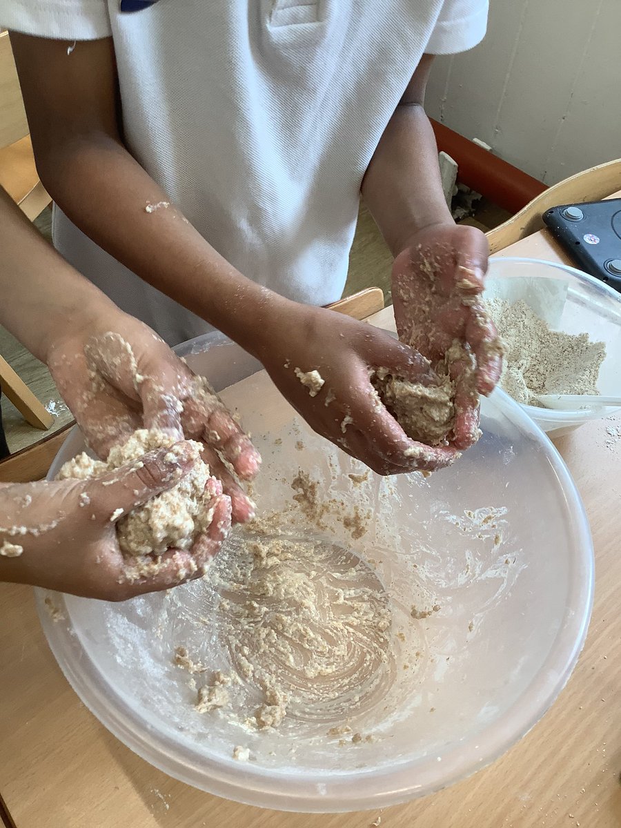 mrupx_'s tweet photo. This half term in Design &amp; Technology our Y3 students have been busy baking their very own bread! 🍞👨‍🍳 They've applied their mathematics skills to measure ingredients and have mastered the techniques of mixing, kneading, and rolling the dough. 📏⚖️ @thePA_CT #YoungBakers #STEM https://t.co/yP2v12jvQp