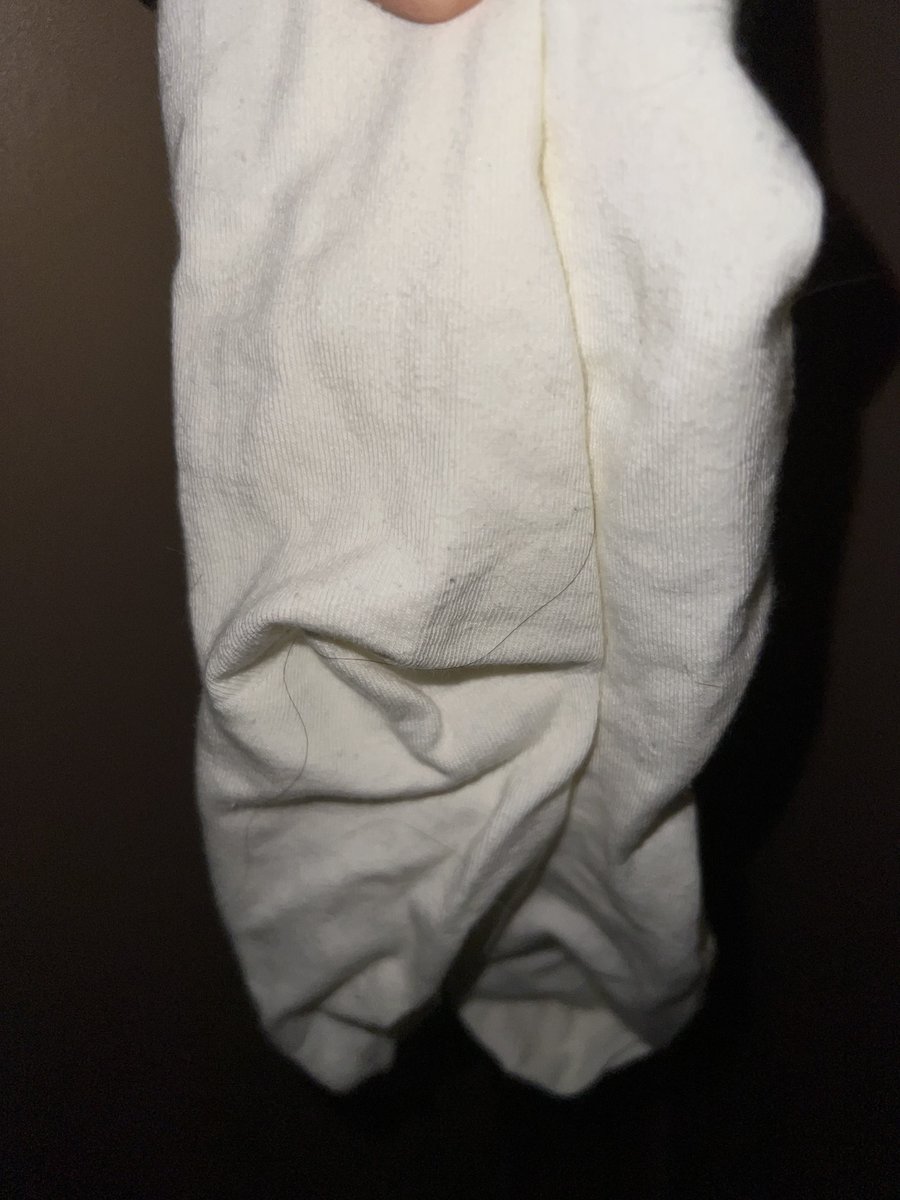 打胶系列：神似迪丽热巴！进屋前偷藏袜子被我看到 连续射了两发，对脚汗咸味的美女没有一点抵抗力，对不起热巴姐姐让你的袜子受精了 #扫楼打胶