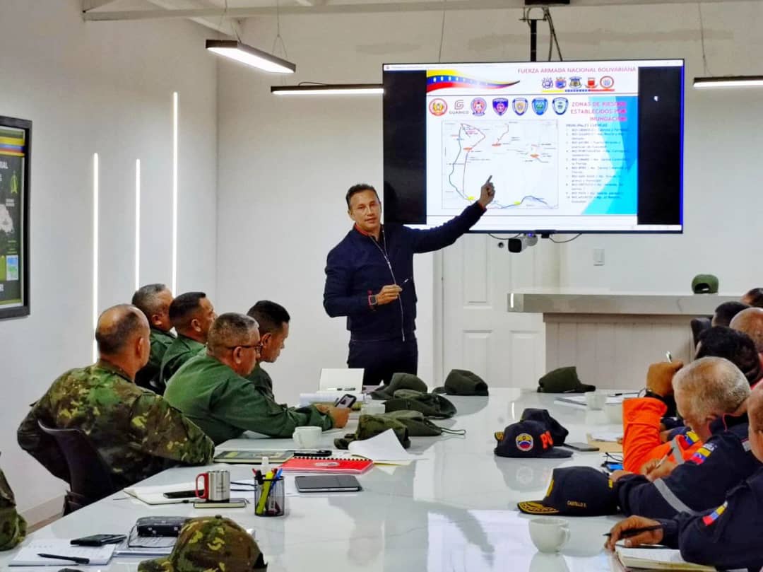 Zod_Guarico_3_5's tweet photo. La #FANB a través del MG. Lenin Ramírez, Cmdte. de la #REDILL y el GD. Luis Rosales, Cmdte. de la ZODI Guárico, efectuaron Activación del Estado Mayor de Riesgo por la Temporada de Lluvias, la Actividad fue presidida por el Dr. José Manuel Vázquez, Gobernador del Estado Guárico https://t.co/EJpfDvgQ3A