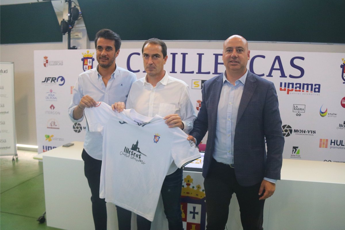 ⚪️ Hoy hemos celebrado la presentación de nuestro entrenador <a href="/diegocarodelgad/">Diego Caro</a> ⚪️

➡️ Nuestro entrenador ha sido presentado ante los medios, donde también ha sido acompañado con el segundo entrenador Jesús Ruiz 🎥📸

⚪️ Además, Diego ha podido conocer ya a nuestro socio número 1,
