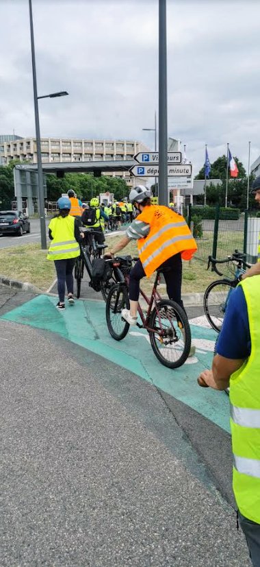 aerovelotaf's tweet photo. Ça bouchonne à l'entrée de #airbus St Martin, poke @TotemAirbus qui a eu du travail malgré la fin de la semaine AYAV24... https://t.co/o7wOYbfAk2