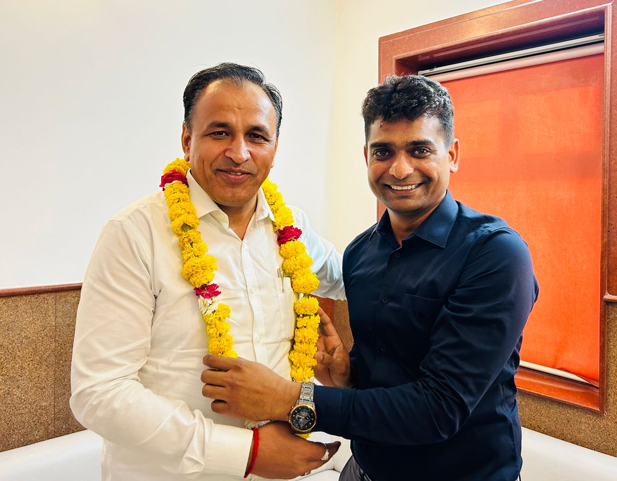 Ramsingh4India's tweet photo. सिर्फ हंगामा खड़ा करना मेरा मकसद नहीं,
मेरी कोशिश है कि ये सूरत बदलनी चाहिए।
बाड़मेर सांसद श्री उम्मेदाराम जी बेनीवाल के जयपुर आगमन पर मुलाकात करके विजयश्री की बधाई दी। 
आप थार के विकास के लिए सदैव कार्य करते रहेंगे, आपके उज्जवल भविष्य की कामना करते हैं।
#ITTeam  @UmmedaRamBaytu https://t.co/vp22sufJw0