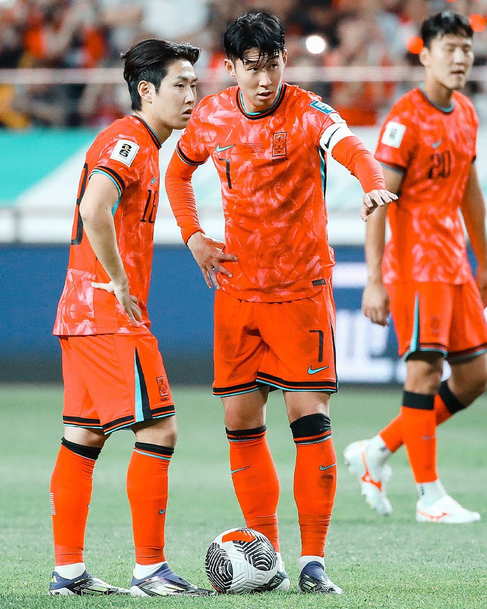 유니폼 구리다고 겁나 뭐라했는데 막상 입혀놓으니까 예쁘다고 생각하는 사람들의 모임