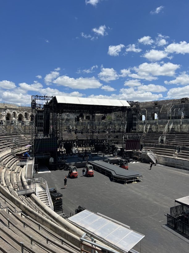 DLipa_FR's tweet photo. 📸 | La scène est entrain d’être installé à Nîmes ! (@via @SailorLipa) https://t.co/sSMh9NLBb0