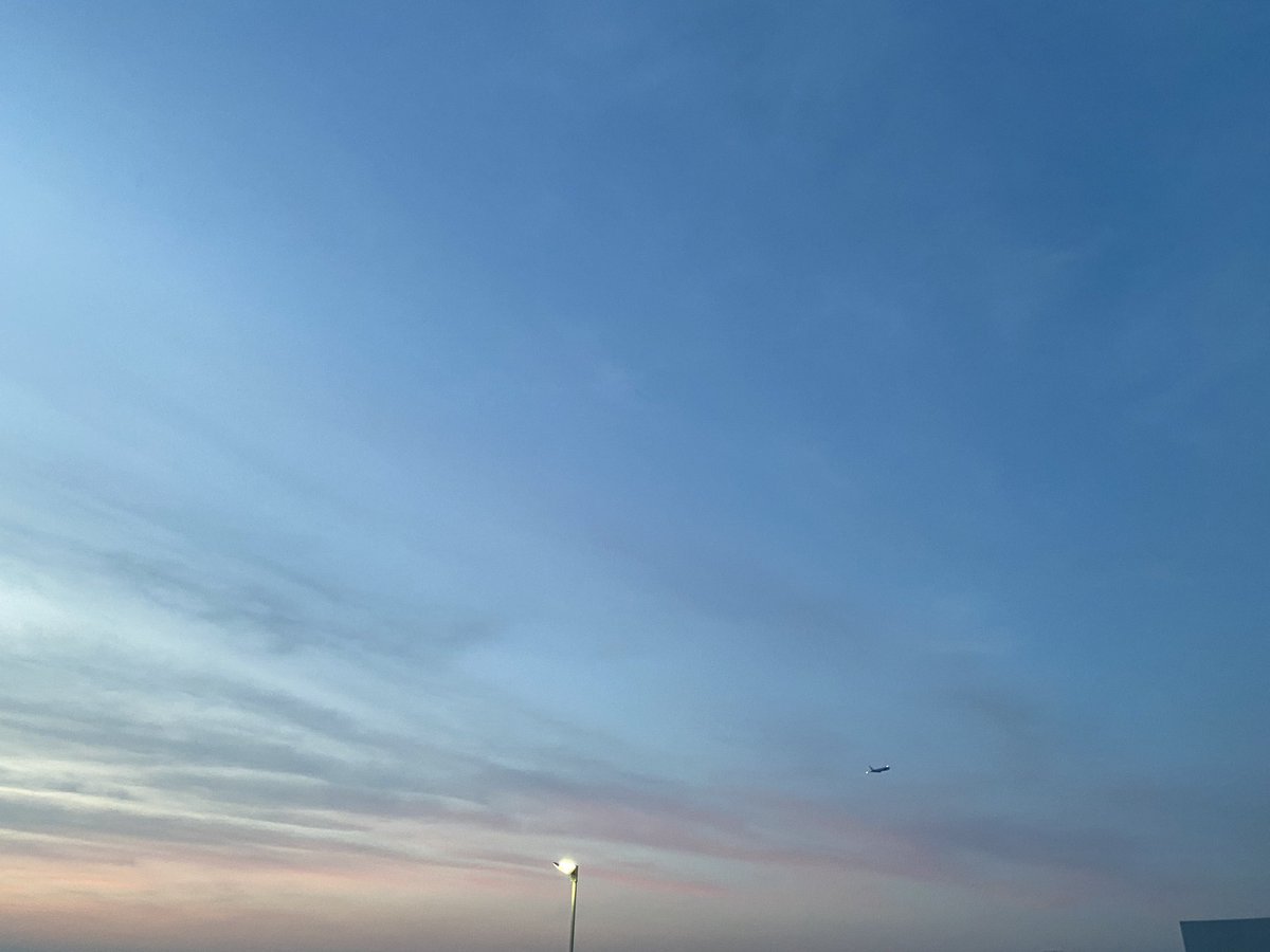 13Renpoko's tweet photo. 今日の夕暮れキレイだったな😊
飛行機飛び立った✈️ https://t.co/TQPlfuUnY5