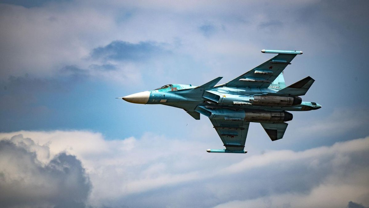 kardinal691's tweet photo. UPDATE 
🚨 Su-34 bomber crashed in North Ossetia. The entire crew died. The preliminary reason is a technical malfunction.

This is at least the 4th #Su_34 to crash in the #Russian_Federation during the war. https://t.co/7k1AeazyQ0