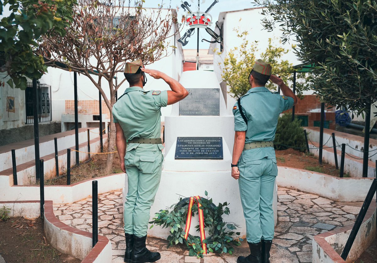 COMGEMEL_ET's tweet photo. El #TERLEG1 conmemora la muerte del Teniente Francisco Jesús Aguilar Fernández, caído en la ciudad de  Móstar (Bosnia Herzegovina) al mando de una sección de la compañía "Muñoz castellanos" de la AGT  "Canarias" en el año 1993  "el morir en el combate es el mayor Honor"@MCANA_ET https://t.co/lrYVCSDqqj