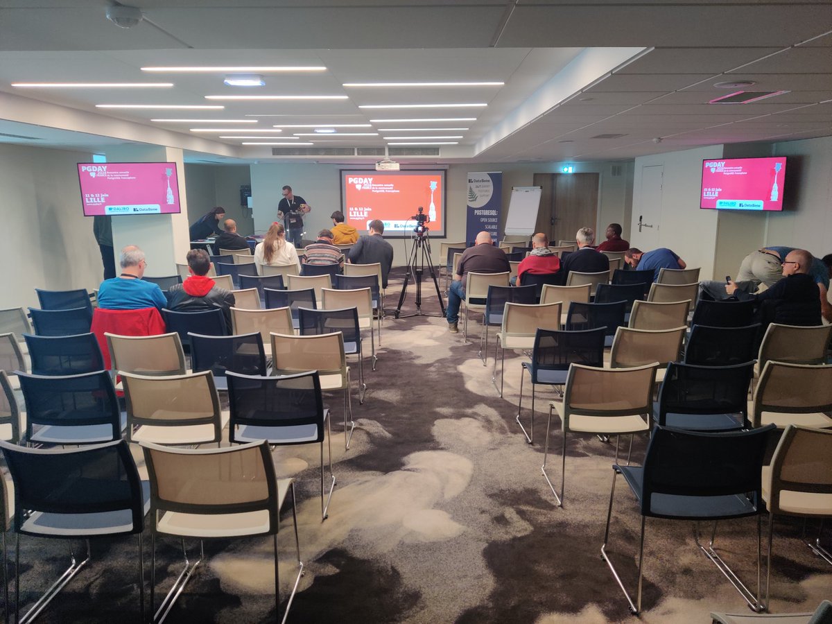Encore quelques préparatifs avant le début des conférences. Vous pouvez récupérer votre badge et on vous retrouve à 14h30 au salon Lille (à l'étage).

#pgday #postgresql