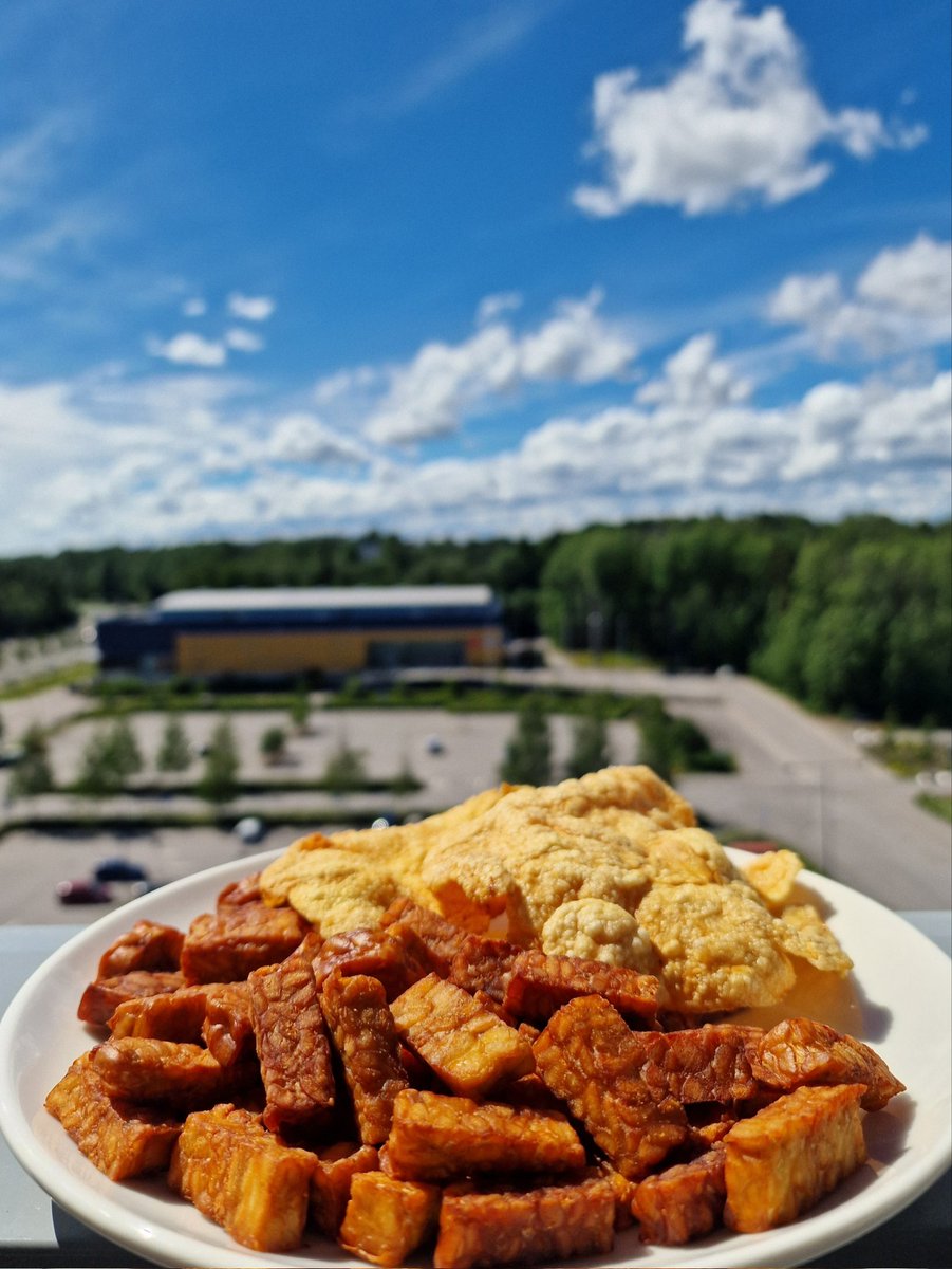 Tempe dan emping pertamaku di Finland, gaes😅
Pencapaian luar biasa setelah borong sale emping minggu lalu.
Temen-temen lebih suka tempe atau tahu?
RT untuk tempe, like untuk tahu🤗