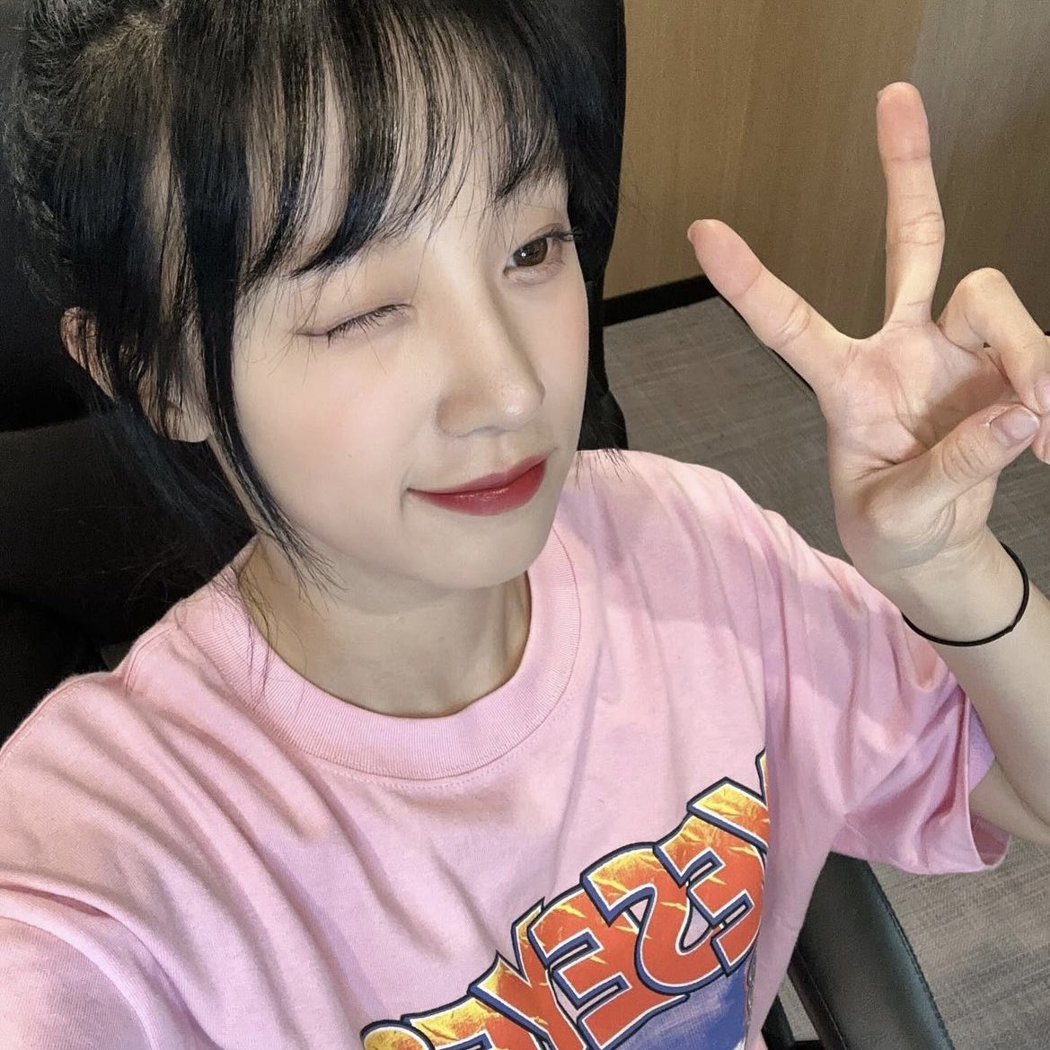 hourlyyuqi's tweet photo. BLACK HAIR YUQI???? https://t.co/YIgyFAh977