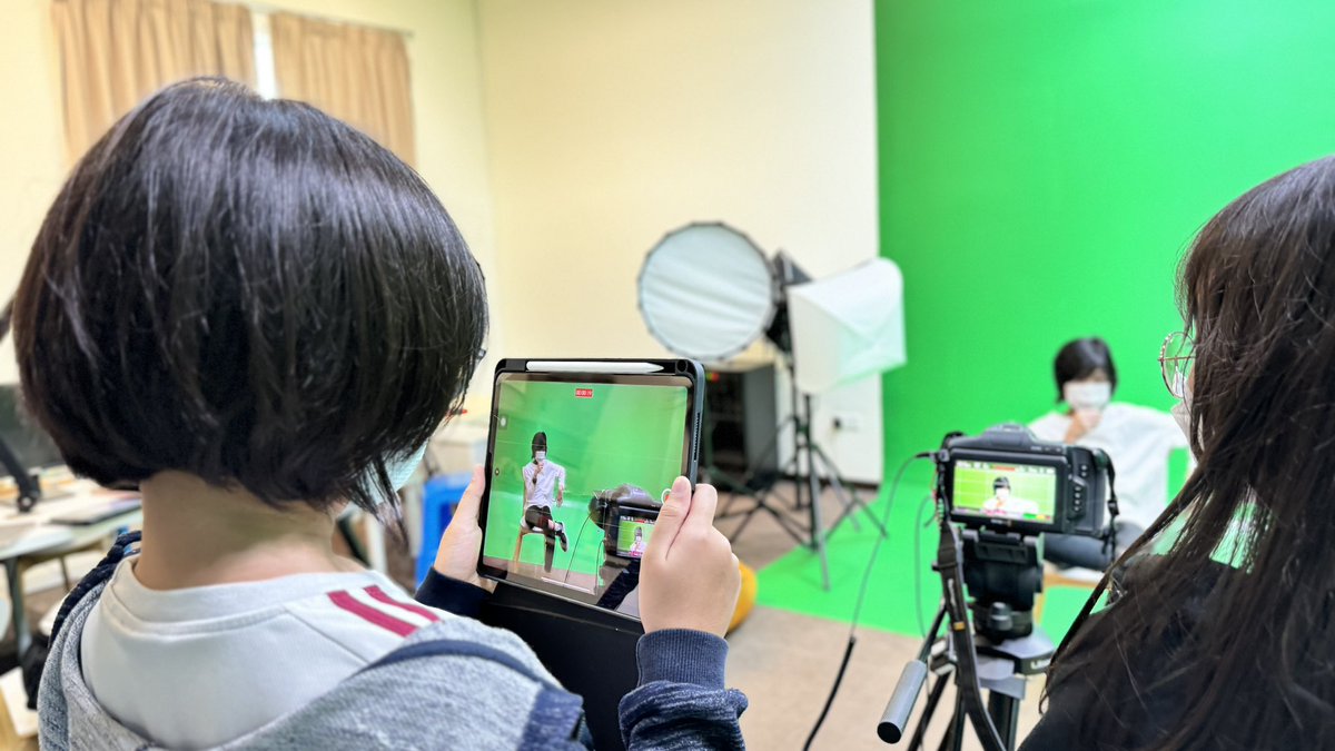 vickyyhengg's tweet image. Our digital leaders are learning to operate cameras to interview the main cast for our upcoming production of Peter Pan. Special thanks to Mr. Harith for training students to play different roles in recording the interview. #PeterPanProduction #HIS_learning @InnovationHIS