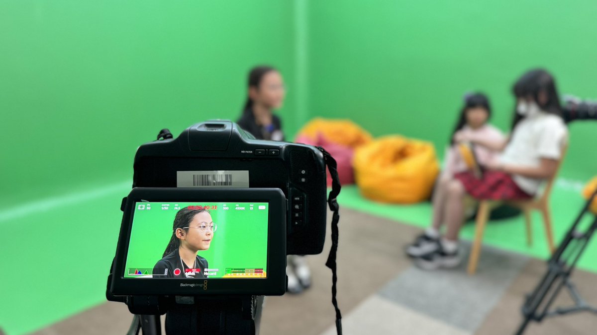 vickyyhengg's tweet image. Our digital leaders are learning to operate cameras to interview the main cast for our upcoming production of Peter Pan. Special thanks to Mr. Harith for training students to play different roles in recording the interview. #PeterPanProduction #HIS_learning @InnovationHIS