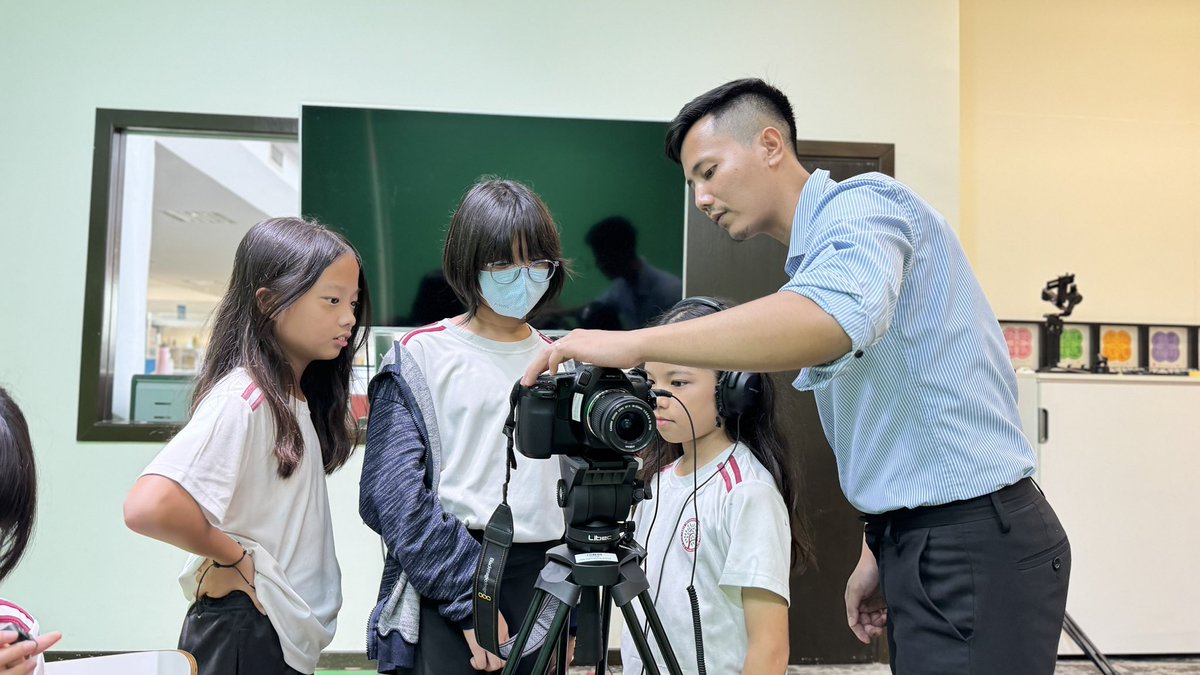 vickyyhengg's tweet image. Our digital leaders are learning to operate cameras to interview the main cast for our upcoming production of Peter Pan. Special thanks to Mr. Harith for training students to play different roles in recording the interview. #PeterPanProduction #HIS_learning @InnovationHIS