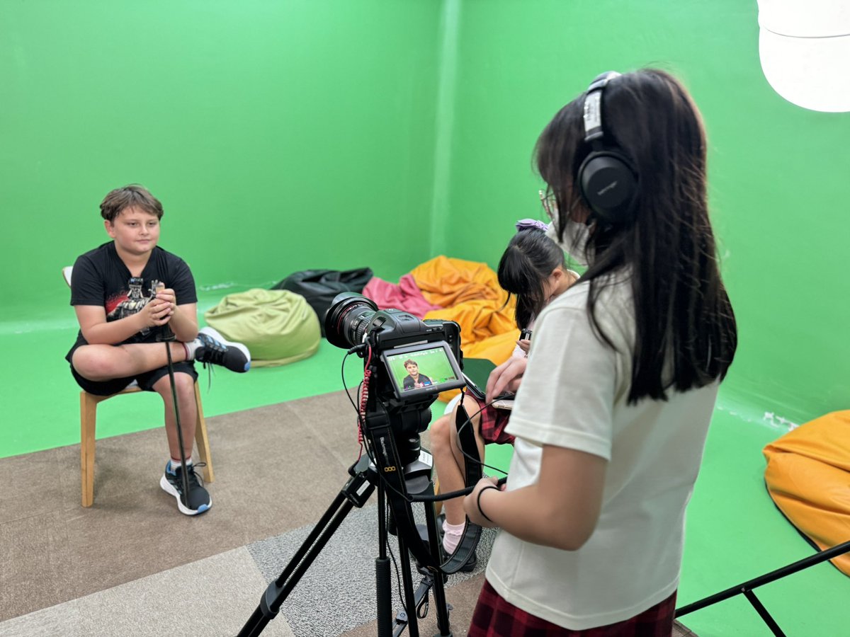 vickyyhengg's tweet image. Our digital leaders are learning to operate cameras to interview the main cast for our upcoming production of Peter Pan. Special thanks to Mr. Harith for training students to play different roles in recording the interview. #PeterPanProduction #HIS_learning @InnovationHIS