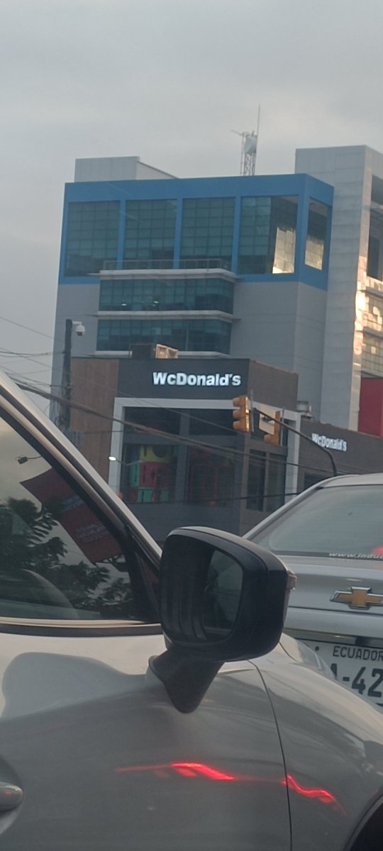 Por favor culturicenme por esta girada la M o porq ahora es W... <a href="/McDonalds_Ecu/">McDonald's Ecuador</a>