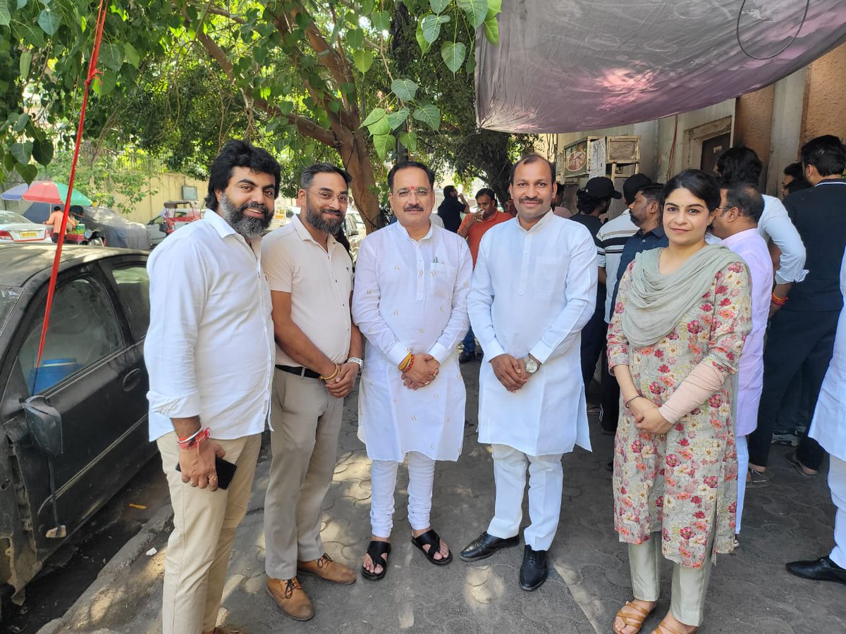 vikasrkchawla's tweet photo. Unforgettable moment, discussion with Delhi State President Shri Virendra Sachdeva Ji while eating Lotan Chole Kulcha and in this discussion he guided us and wished us all the best for the future.

#BJP4Delhi #virendersachdeva  #lotanchole #momentsofmine https://t.co/tTlVQcIUfO